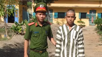 Hai bé chăn trâu bị xâm hại