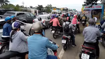 Ô tô nhích từng bước, cầu Rạch Miễu ùn tắc nhiều km
