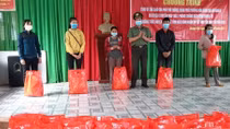 Trao tặng gạo của Phó Thủ tướng Trương Hòa Bình tặng người dân vùng biên giới
