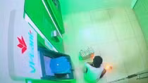 Người đàn ông tâm thần đốt rác gây cháy cây ATM chi nhánh ngân hàng