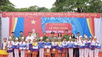 Công an Hà Giang tặng quà học sinh nhân dịp khai giảng