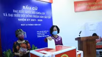 Đồng chí Trương Thị Mai bỏ phiếu bầu cử tại quận Ba Đình