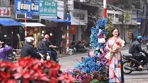 Hơn 100 Cột đèn 'nở hoa' giữa trung tâm Hà Nội