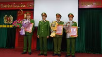 Khen thưởng thành tích đấu tranh triệt phá đường dây mua bán người dưới 16 tuổi