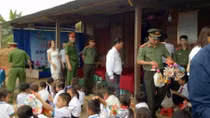 Công an tỉnh Nghệ An tặng quà thầy và trò vùng cao biên giới