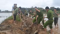 Tổ chức "ngày thứ Bảy tình nguyện” giúp dân khắc phục hậu quả lũ lụt