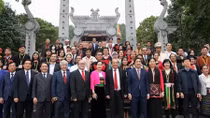 Dâng hương tưởng nhớ các Vua Hùng
