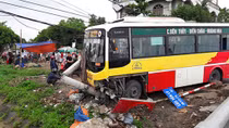 Tài xế xe ôm tử nạn thương tâm sau cú đâm kinh hoàng của xe buýt