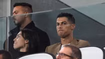 Ronaldo lặng lẽ trên khán đài trong ngày Juventus đại thắng