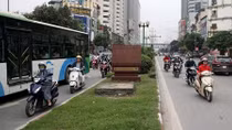 Cận cảnh đoạn đường "tử thần" trên phố Hà Nội