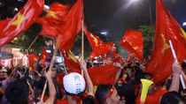 Dù thua, người Hà Nội vẫn đội mưa "đi bão"