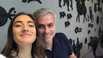 Mourinho vẫn mừng sinh nhật con gái trước cơn bão "đại chiến"