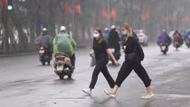 Lo dịch COVID-19, du khách nước ngoài tại Hà Nội tự giác đeo khẩu trang