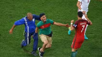 CR7 bị "fan cuồng" vào sân đuổi bắt
