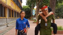 Hotboy HV Cảnh sát 3 ngày cõng thí sinh gãy chân vào phòng thi