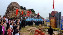 Thiêng liêng Lễ chào cờ ở điểm đến cực Đông của Tổ quốc
