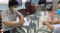 Triệu tập 2 đối tượng thu mua sổ bảo hiểm xã hội