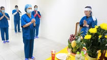 Lập bàn thờ chịu tang cha ở khu cách ly