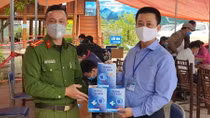 Công an Hà Giang trao thiết bị phòng, chống dịch COVID-19