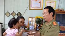 “Mẹ ơi! Sao khuya rồi mà ba không về?”
