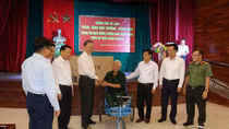  Bộ trưởng Tô Lâm tặng quà các thương binh nặng ở TTĐD Thuận Thành Bắc Ninh
