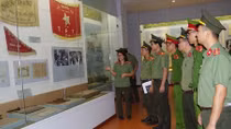 Công an tỉnh Hà Nam tham quan triển lãm “CAND khắc ghi lời Bác”
