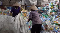 Ngôi làng vật vã vì rác thải nhựa