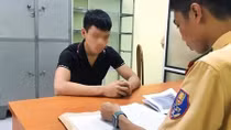 Xử phạt hai thanh niên bốc đầu xe máy
