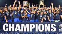 Kiatisak dâng tặng nhà vua Thái Lan chức vô địch AFF Cup