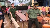 Công an Quảng Ngãi dọn vệ sinh trường học sau bão số 9