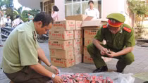 Làm hầm bí mật trên xe khách để vận chuyển pháo lậu