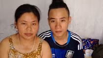 Chàng sinh viên viết ước mơ bằng đôi tay không lành lặn