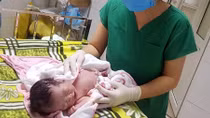 12 em bé chào đời trong khu cách ly