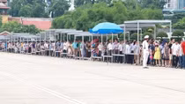 Dòng người đội nắng viếng lăng Bác 