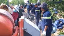 Tuổi trẻ Cảnh sát PCCC Đà Nẵng làm đường giúp dân