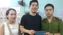 Công an Đà Nẵng trao lại tài sản bỏ rơi cho vợ chồng du khách Hàn Quốc
