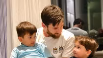 Messi ăn mừng chiến thắng với hai con trai