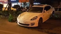 Tài xế điều khiển ôtô Porsche lao lên dải phân cách không bị đột quỵ