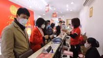 Lo ngại virus Corona, dân Hà Nội đi mua vàng trước ngày Vía Thần tài