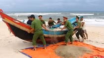 Công an miền Trung cùng nhân dân gồng mình chống bão
