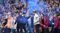 Cổ động viên Man City tràn xuống sân ăn mừng chức vô địch