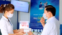 VNPT phát khẩu trang miễn phí cho khách đến điểm giao dịch