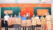 Tặng phao cứu sinh cho ngư dân trên vịnh Hạ Long