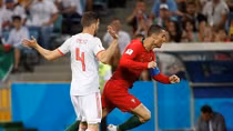 Sergio Ramos tái hiện màn ngã kiếm penalty của Ronaldo trên sân tập