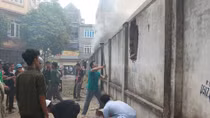 Tiểu thương chợ Quang đục tường cứu đồ trong đám cháy