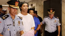  Ronaldinho được thả sau 32 ngày ngồi tù