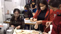 Nghìn lẻ cách "giết thời gian" cách ly xã hội của phụ nữ