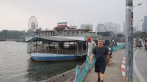 Du thuyền, nhà nổi hoen gỉ ven bờ Hồ Tây
