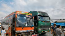 Tông xe liên hoàn trên quốc lộ 1A