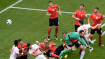 “Cuộc chiến” trên sân cỏ Euro 2016 qua ảnh